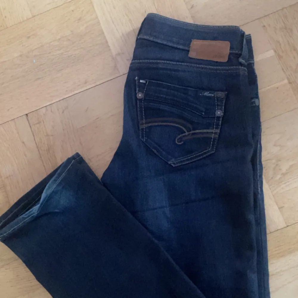 Vintage Lågmidjade mavi jeans som jag fått av min mamma🙌saknar knapp men är lätt att fixa! Storlek 27/32 . Jeans & Byxor.