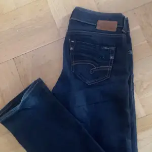 Vintage Lågmidjade mavi jeans som jag fått av min mamma🙌saknar knapp men är lätt att fixa! Storlek 27/32 