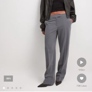 Gråa kostymbyxor  - Hej, Säljer dessa fina kostymbyxor från NAKD då dom inte kommer till användning längre tyvärr. Inte använda många gånger. Lågmidjad modell.  Nypris: 500kr 