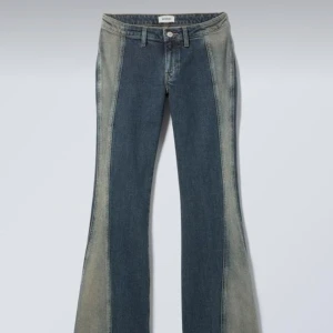 Lågmidjade jeans - Säljer dessa så fina och coola jeansen från weekday💕de är bootcut och lowwaist💗hör av dig om du har frågor