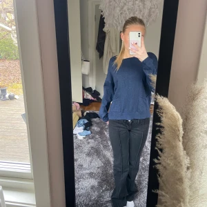 Långärmad tröja  - Fin långärmad tröja med fickor på framsidan!  I storlek 13/14 men jag är 17 år och brukar ha xs/s så passar även det storlekarna  I fint skick 