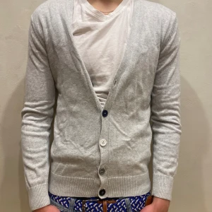 Kofta TopMan - Kofta Topman   Modell: 184cm & väger 84kg  Skick: allmänt använd Färg: grå Material: bomull 