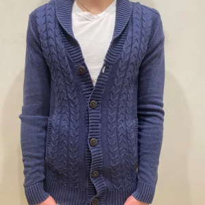 Kofta Angelo  - Kofta Angelo   Modell: 184cm & väger 84kg  Skick: allmänt använd Färg: blå  Material: bomull 