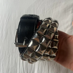 Nitskärp - Gjort ett eget extra hål längst in, så det finns massa valmöjligheter på hur stort den ska sitta. Passar på mig som vanligtvis har storlek S/M