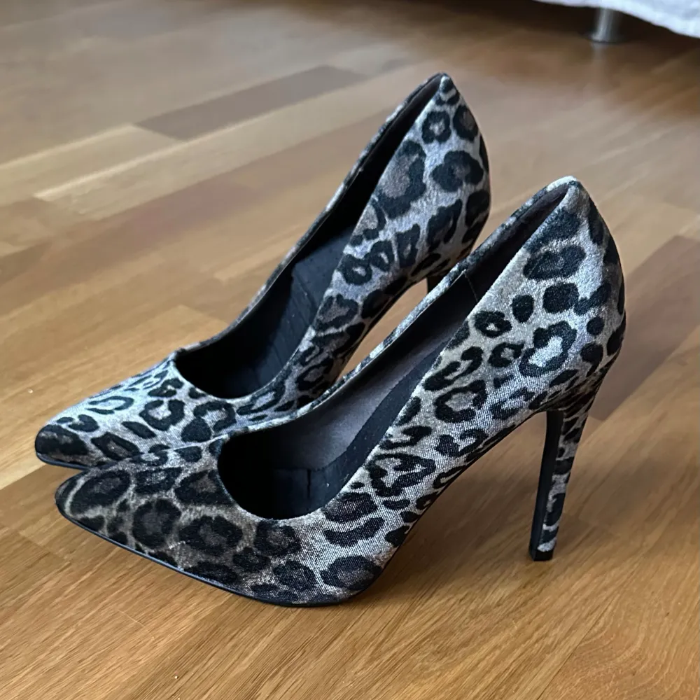 Supersnygga klackar med leopardprint som tyvärr inte passar, använda vid ett tillfälle så i nyskick!. Skor.