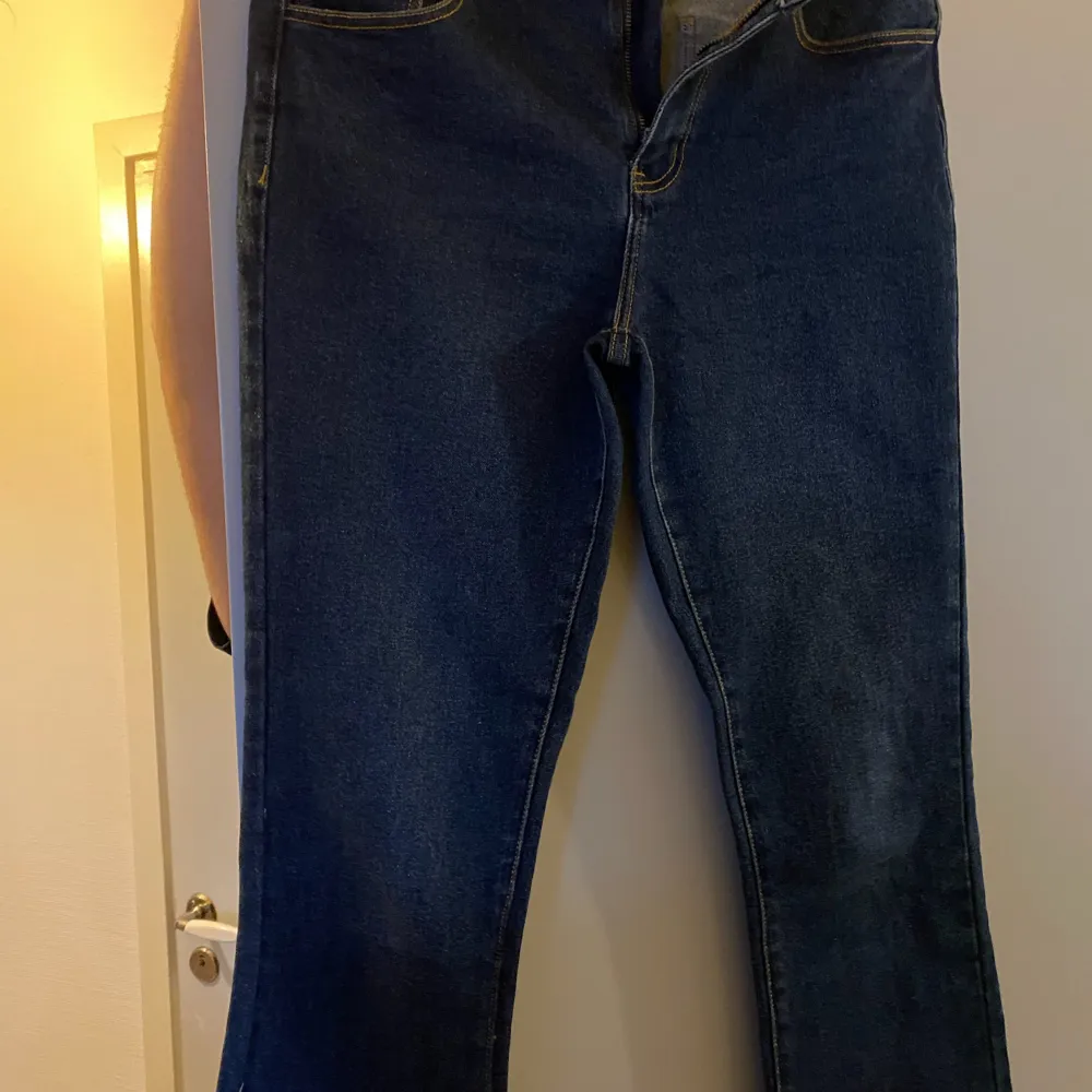 Bootcut jeans av Ed Hardy i färgen Indigo.  Storlek L/40 Använd cirka 3 ggr = Väldigt bra skick   Skriv meddelande för bild på verifikation på märket . Jeans & Byxor.