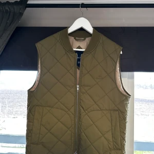 Gant väst - Gant vöst i storlek medium!  Bara testad så inte använd! Fin höst väst!