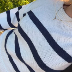 Stickad tröja  - Super fin stickad tröja ifrån Bikbok i storlek XS💗 väldigt fint skick, säljer för 100kr 💗