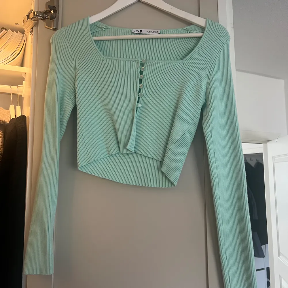 Kort långärmad tröja från Zara i stolen S. Jättefin turkos färg. Toppar.