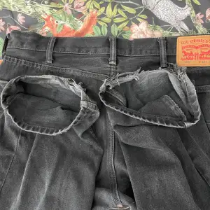 Snygga Levis baggy jeans i W40 och L30(Defekter längst ner vid byxorna men annars gott skick) Skriv ifall behövs fler bilder:)