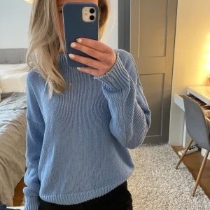 Stickad tröja  - Blå stickad tröja, knappt använd💕