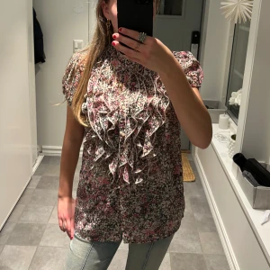 Blommig topp - Säljer denna sjukt snygga blommiga toppen från soyaconcept. Passar strl XS/S 💞pris kan diskuteras