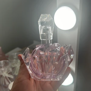 Ariana grande parfym - Knappt använt, säljer pågrund av att den inte kommer till användning. Köpt för 530kr men säljer lite billigare pågrund av att den har använt några gånger som man ser.