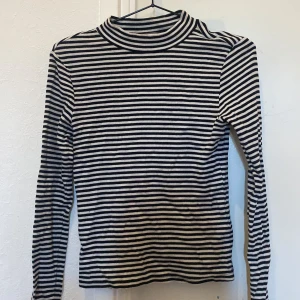 Randig långärmad tröja - Svart och vit randig tröja. Endast använd en gång!