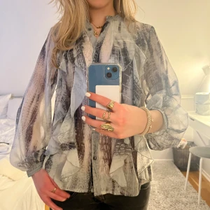 Zara blus  - Aldrig använd med prislapp kvar! Bara att skriva vid frågor 😋tröjan skifftar i blå/turkouse/svart 