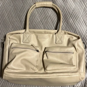 Mellanstor beige Handbage  - Väldigt bra kvalite men med lite smuts på baksidan som säkert kan fixas annars jättebra skick med inga håll och bra kvalite 