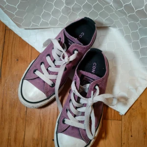 Lila Converse strl 29 - Lila Converse för barn. Använda men bra skick.