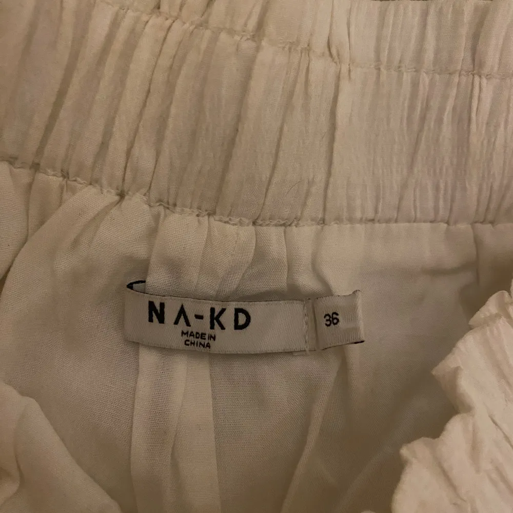Gullig vit kjol från nakd. Använd ett fåtal gånger så är i mycket fint skick, inga defekter 🤍 strl 36. Kjolar.
