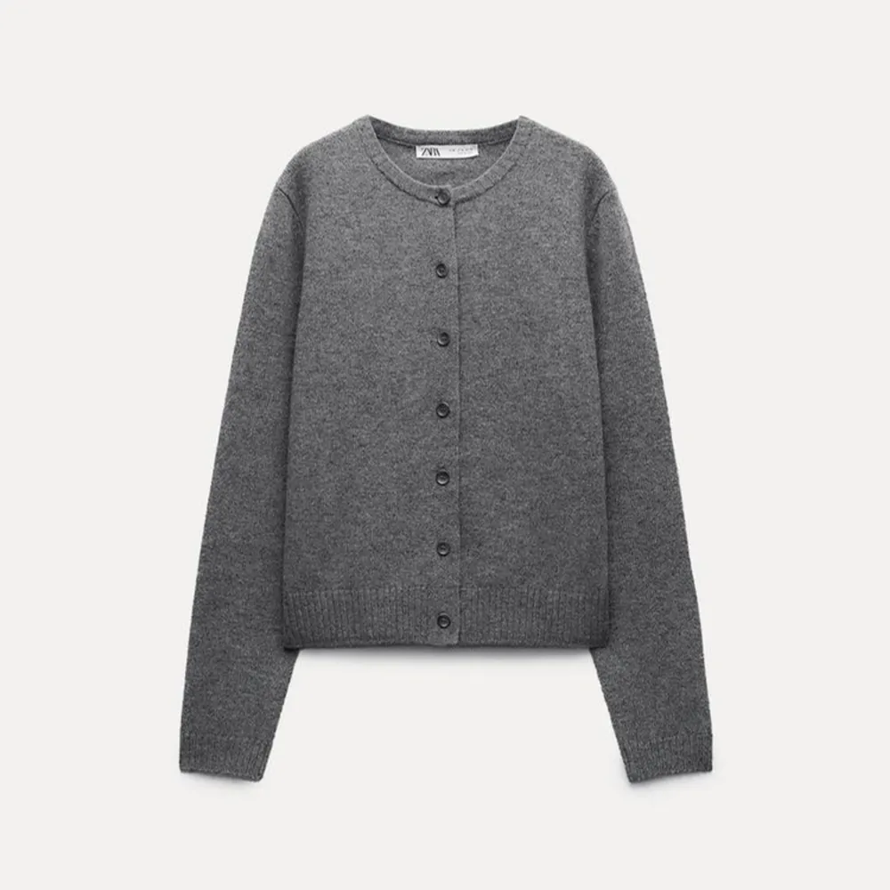 Zara grå ”100% wool basic cardigan”, mycket fint skick, aldrig använd, storlek L, originalpris 599kr. . Tröjor & Koftor.