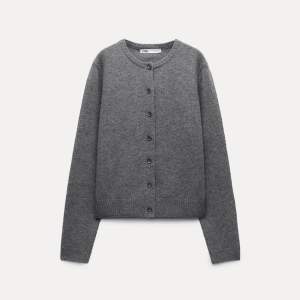 Zara grå ”100% wool basic cardigan”, mycket fint skick, aldrig använd, storlek L, originalpris 599kr. 