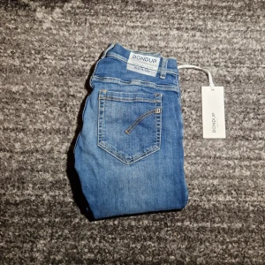 Dondup Jeans  - Tjena säljer ett par riktigt schyssta dondup jeans i modellen George. Skicket på jeansen är 9.5/10. Har du några frågor eller funderingar så hör av dig // IC_RESELL 