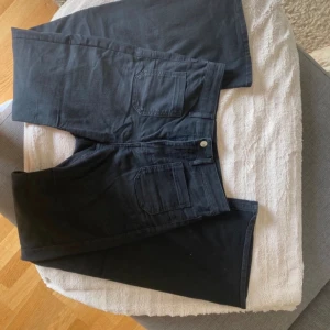 H&m jeans - Säljer dessa trendiga jeans som tyvärr är för små för mig. Pris kan diskuteras.  I storlek 38 men sitter som en 36. De är bootcut och lågmidjade🔥