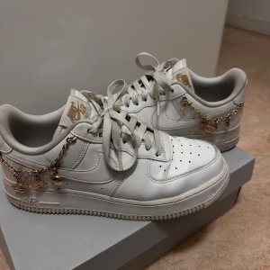 Nike Air force 1’07 LX - Guld charm, stolek40 har använd några gånger, har boxen. DM för detaljer 