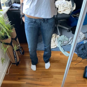Pepe jeans - Säljer dessa vintage pepe jeansen. I modellen Becca. Strl 27/34, jag är 172 och de sitter bra på mig. Har vanligtvis S.