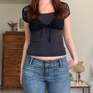 Vintage spetsbolero - Bolero/kofta i spets med knytning framtill, från märket Jennifer Taylor! ❤️‍🔥