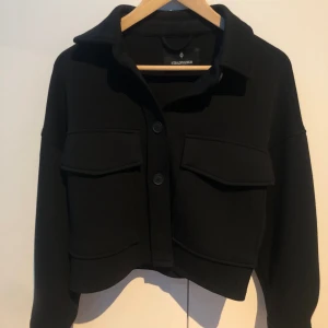 Svart kort kappa - Mycket fin mjuk kappa. Inga hål osv, mer bilder privat.💗