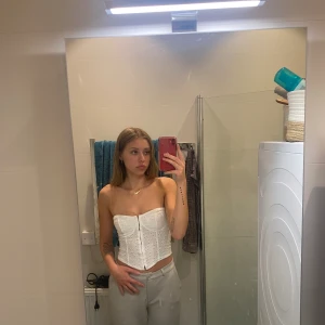 Vit somrig topp - Jätte gullig topp från H&M  Använd 2/3 gånger bara, passar mig som normalt är storlek S 