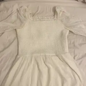Säljer en vit klänning som inte kommer till användning💕 perfekt till sommaren! Skriv om ni har frågor och priset går att diskutera!
