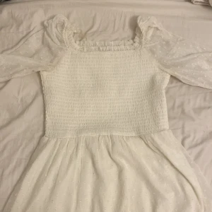 Vit klänning  - Säljer en vit klänning som inte kommer till användning💕 perfekt till sommaren! Skriv om ni har frågor och priset går att diskutera!
