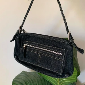 Axelväska i jeans - Liten väska i jeansmaterial med sömdetaljer framtill, från okänt märke 💘