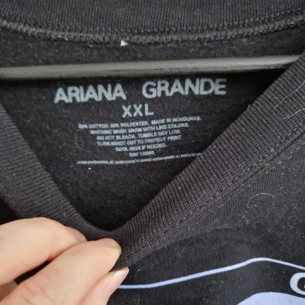 (LIGGER UPPE PÅ ANDRA SIDOR)  Storlek: L Märke: Ariana Grande  Anmärkningar: Kan ej hitta något  Ariana Grande x Positions.  Official från hennes online store. Använd, men i gott skick. Storleken är XXL, men upplever den mer som en L.. Tröjor & Koftor.