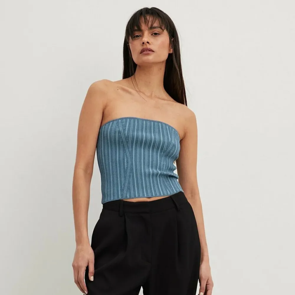 Jättefin tubtopp från Nakd i nyskick! Köpt i somras från Zalando för 240kr men aldrig använd då den tyvärr inte riktigt passar mig. Supersnygg till sommar och vår!!🩵💐 Hör gärna av dig om du har några funderingar!😊. Yläosat.