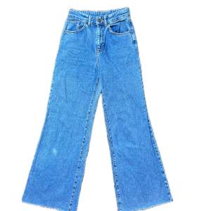 Jeans från The Ragged Priest Högmidjade med utsvängda ben / bootcut Storlek 26