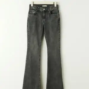 Low waist bootcut jeans från Gina Tricot. Säljer då jag har för många jeans och dessa tyvärr inte kommer till användning. Köptes för 499. Är i superbra skick och endast använda ett fåtal gånger.
