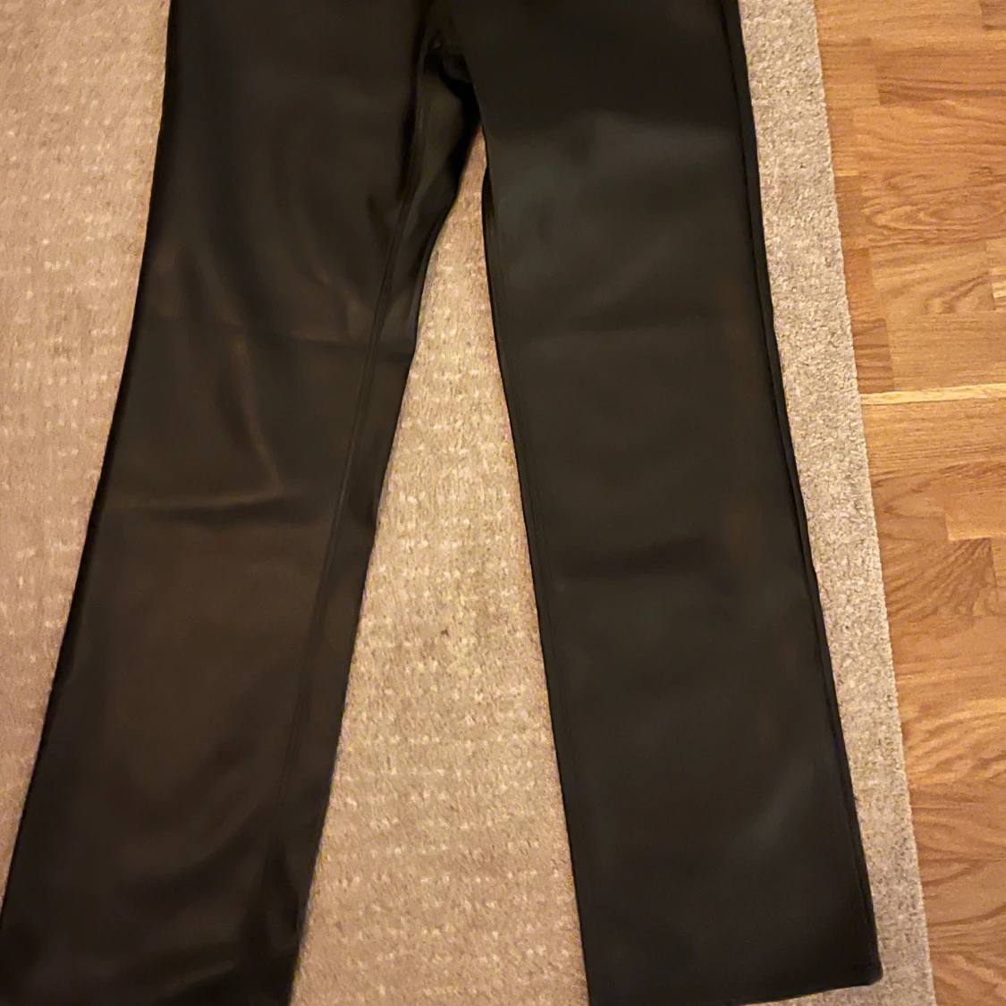 Helt nya skinnbyxor - 90