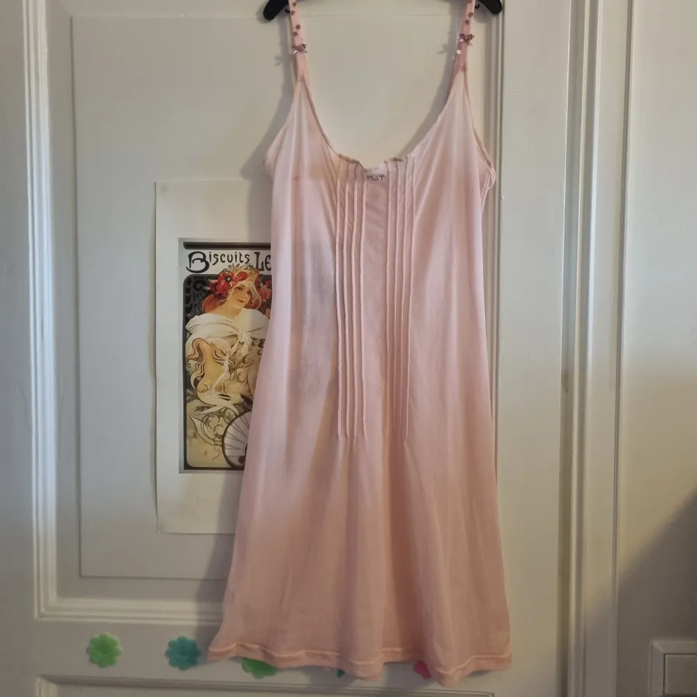 Så fin rosa mesh klänning med så fina detaljer💖. Klänningar.
