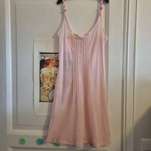 Så fin rosa mesh klänning med så fina detaljer💖
