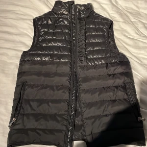 Alessansro zavetti väst - Hej jag säljer nu min alessandro zavetti väst pågrund av att jag inte använder den jag har använt den 2 gånger.den går inte att köpa någon stans längre köpte den för 1200kr.den är i xs men passar även s kom med pris förslag och frågar