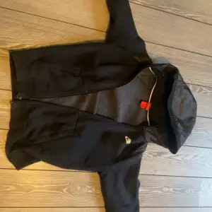 Hej säljer en skön Nike hoodie med bra matrial i storlek S 