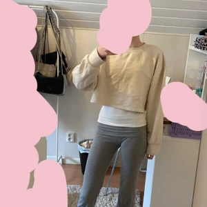 Zara tröja - En jättefin tjocktröja från Zara i storlek s. Säljer för att den intr kommer till användning💕 Hör av dig vid frågor och/eller intresse💕