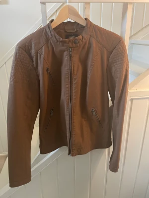 Skinnjacka  - Fuskskinn. Nyskick. Endast provad. 