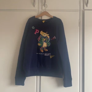 Marinblå Polo Ralph Lauren sweatshirt  - En Marinblå Polo Ralph Lauren sweatshirt. Storlek 16 år men ganska liten i storleken så kan passa 11-14 år. Väldigt fint skick inga fläckar eller skador den har använts 1 gång för tyvärr köpte jag fel storlek. Kan diskutera pris och visa fler bilder.