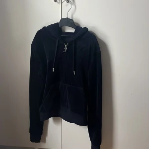 Juicy couture tröja  - Jag säljer denna juicy couture tröjan