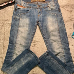 Lågmidjade jeans stl 36-38 - Är i bra skick och är bara använda en gång av mig. Har många fina detaljer och är i storlek 38 men passar bra i storlek 36 också vilket jag vanligtvis använder💕  Be gärna om fler bilder💕
