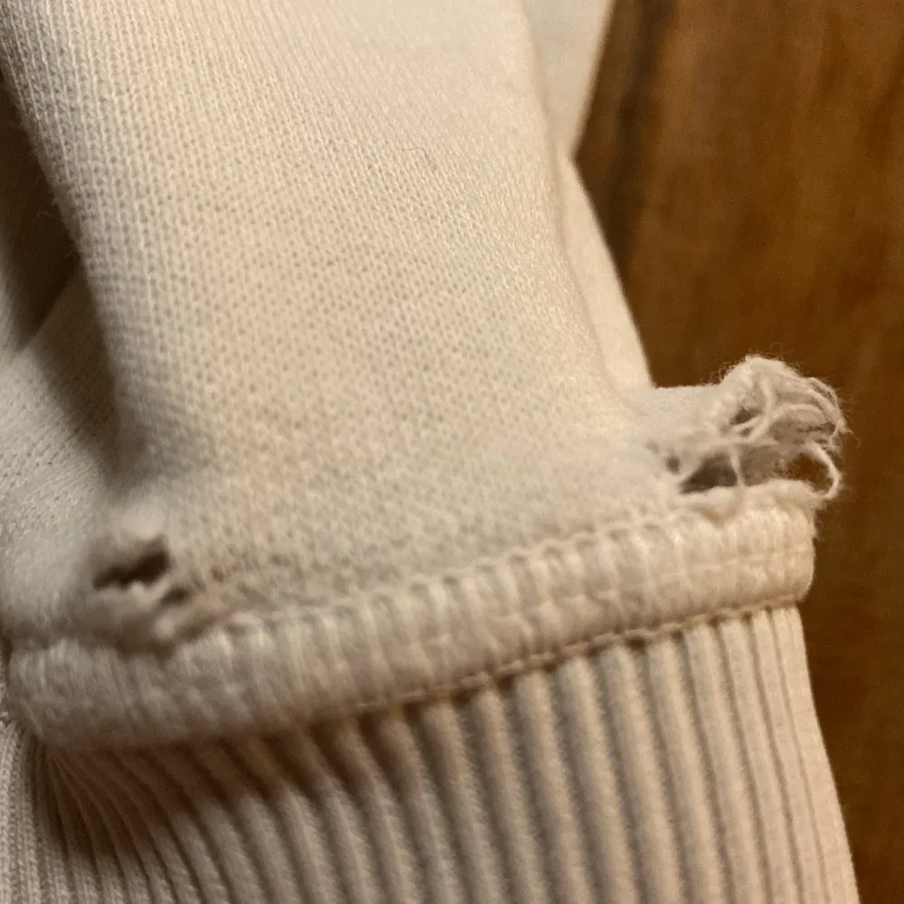 Säljer min PJS sweater. Den är såklart äkta Säljer på grund av att den blivit för liten.  Har några hål i ärmarna, men det syns och märks inte när man har på sig den Skick 7/10. Hoodies.