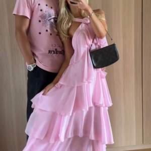 SÄLJER denna vackra Vero Moda X Felicia Wedin rosa klänning😍perfekt som balklänning, i storlek S och är ny och oanvänd fortfarande med prislappar🩷Däremot! har den ett märke längst ner som jag gärna skickar bild på privat💞säljer vid bra prisförslag!🩷🩷
